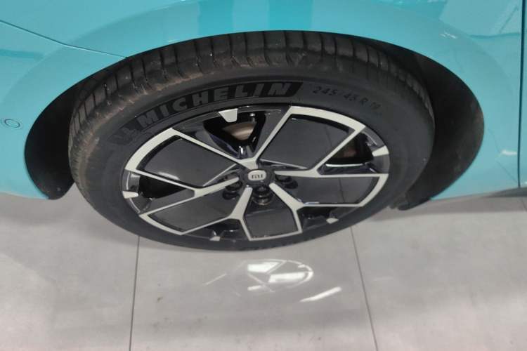 Used Xiaomi Auto SU7 2024 Rear-Drive Ultra-Long Range Advanced Pro-Level Intelligent Driving Version Right Rear Wheel Hub