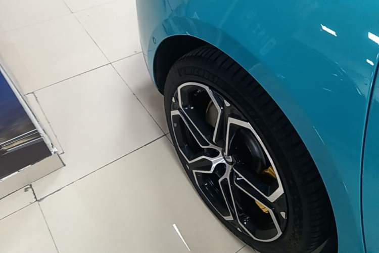 Used Xiaomi Auto SU7 2024 Rear-Drive Ultra-Long Range Advanced Pro-Level Intelligent Driving Version Right Rear Wheel Hub