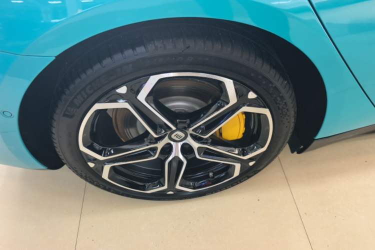 Used Xiaomi Auto SU7 2024 Rear-Drive Long-Range Intelligent Driving Version Right Rear Wheel Hub