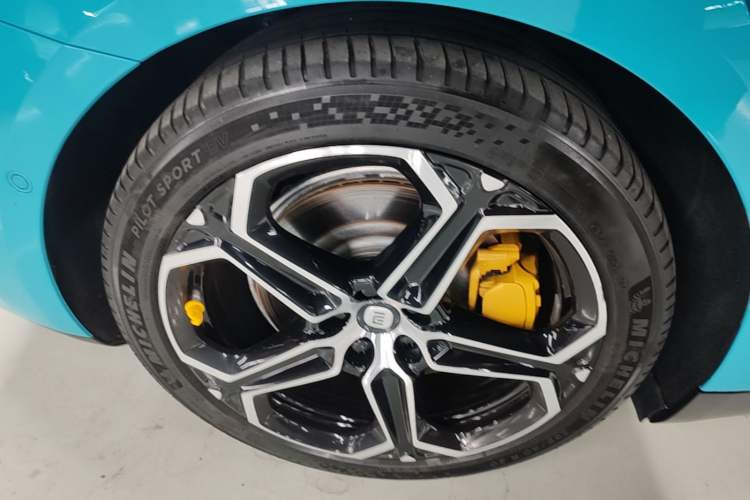 Used Xiaomi Auto SU7 2024 Four-Wheel Drive Ultra-Long Range Advanced Intelligent Driving Max Edition Right Rear Wheel Hub