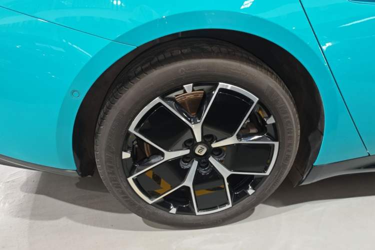 Used Xiaomi Auto SU7 2024 Rear-Drive Long-Range Intelligent Driving Version Right Rear Wheel Hub
