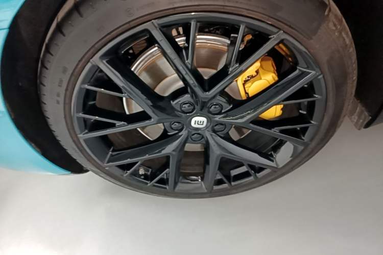 Used Xiaomi Auto SU7 2024 Four-Wheel Drive Ultra-Long Range Advanced Intelligent Driving Max Edition Right Rear Wheel Hub