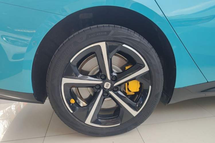 Used Xiaomi Auto SU7 2024 Four-Wheel Drive Ultra-Long Range Advanced Intelligent Driving Max Edition Right Rear Wheel Hub