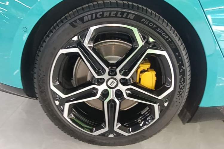 Used Xiaomi Auto SU7 2024 Four-Wheel Drive Ultra-Long Range Advanced Intelligent Driving Max Edition Right Rear Wheel Hub