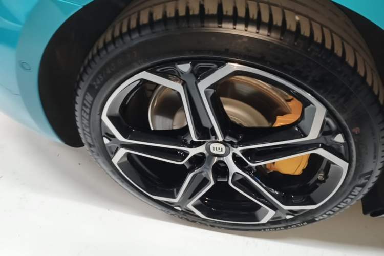 Used Xiaomi Auto SU7 2024 Rear-Drive Ultra-Long Range Advanced Pro-Level Intelligent Driving Version Right Rear Wheel Hub