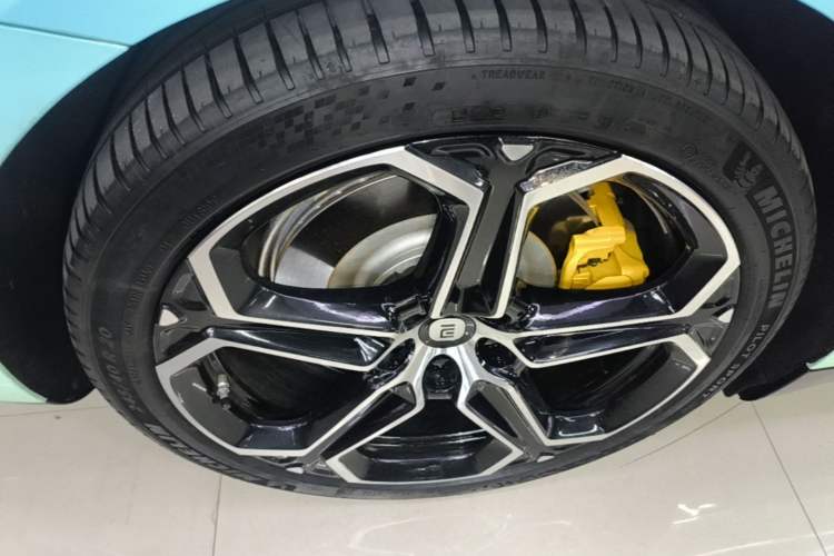 Used Xiaomi Auto SU7 2024 Rear-Drive Ultra-Long Range Advanced Pro-Level Intelligent Driving Version Right Rear Wheel Hub