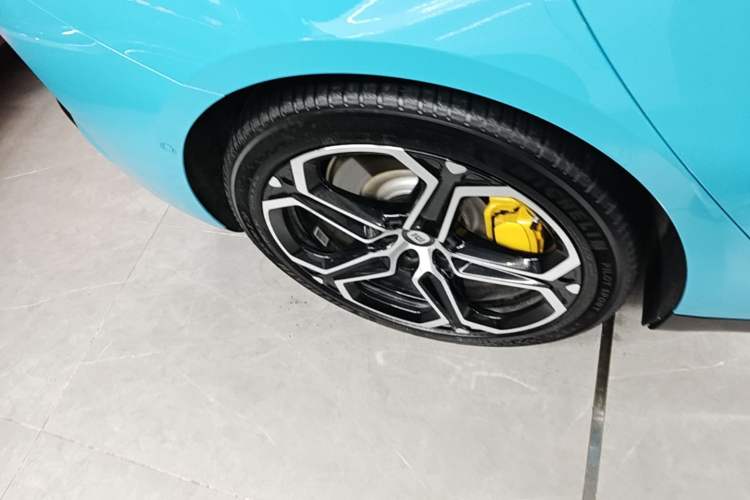 Used Xiaomi Auto SU7 2024 Four-Wheel Drive Ultra-Long Range Advanced Intelligent Driving Max Edition Right Rear Wheel Hub