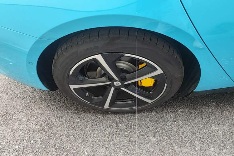 Used Xiaomi Auto SU7 2024 Four-Wheel Drive Ultra-Long Range Advanced Intelligent Driving Max Edition Right Rear Wheel Hub