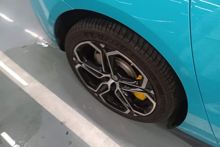 Used Xiaomi Auto SU7 2024 Four-Wheel-Drive Max Founder's Edition Right Rear Wheel Hub