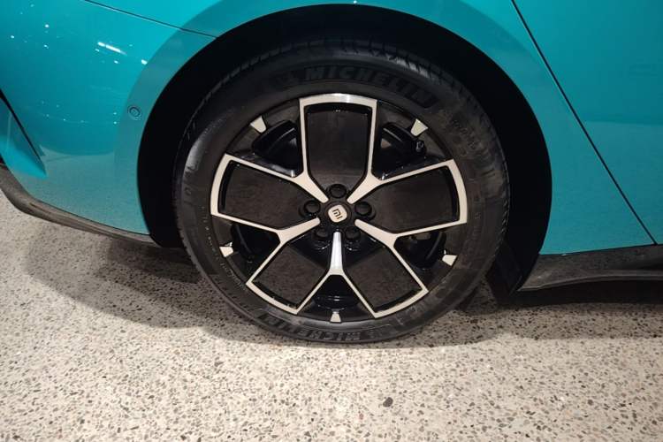 Used Xiaomi Auto SU7 2024 Rear-Drive Long-Range Intelligent Driving Version Right Rear Wheel Hub