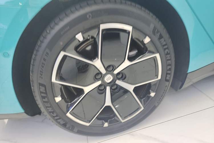 Used Xiaomi Auto SU7 2024 Rear-Drive Long-Range Intelligent Driving Version Right Rear Wheel Hub