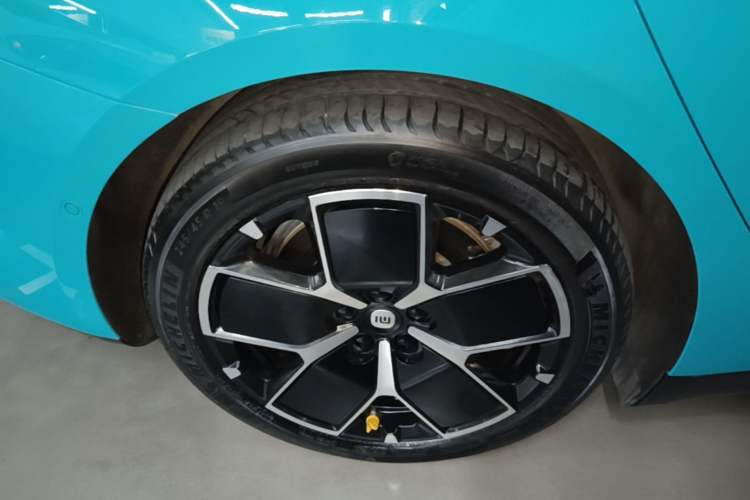 Used Xiaomi Auto SU7 2024 Rear-Drive Ultra-Long Range Advanced Pro-Level Intelligent Driving Version Right Rear Wheel Hub
