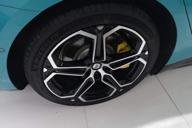 Used Xiaomi Auto SU7 2024 Rear-Drive Long-Range Intelligent Driving Version Right Rear Wheel Hub