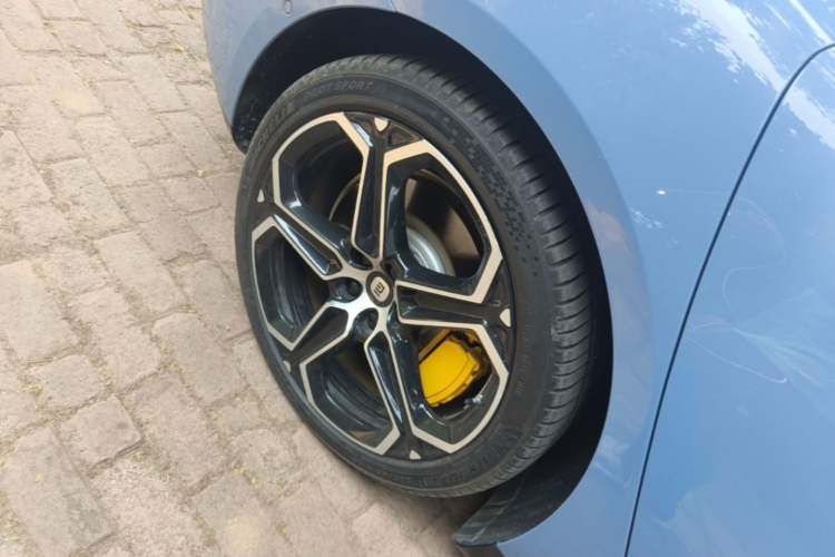 Used Xiaomi Auto SU7 2024 Rear-Drive Long-Range Intelligent Driving Version Right Rear Wheel Hub