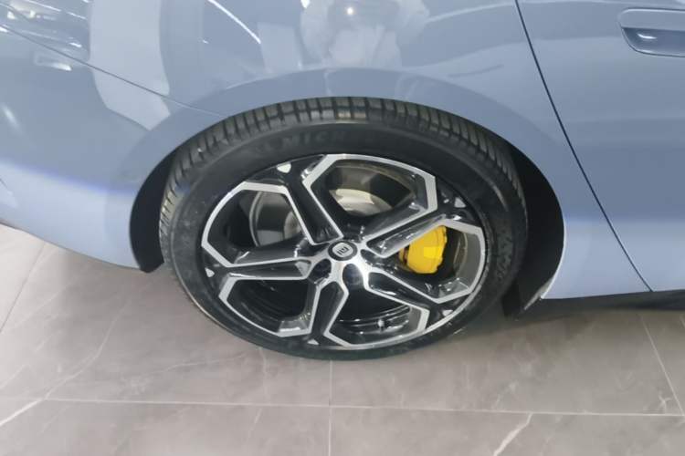 Used Xiaomi Auto SU7 2024 Four-Wheel Drive Ultra-Long Range Advanced Intelligent Driving Max Edition Right Rear Wheel Hub