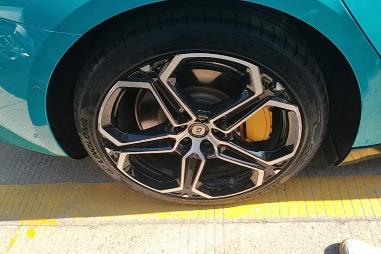 Used Xiaomi Auto SU7 2024 Rear-Drive Long-Range Intelligent Driving Version Right Rear Wheel Hub
