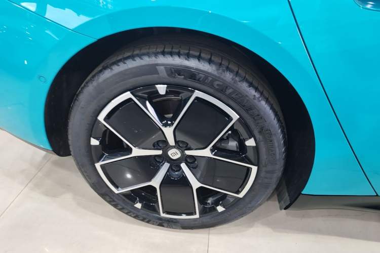 Used Xiaomi Auto SU7 2024 Rear-Drive Ultra-Long Range Advanced Pro-Level Intelligent Driving Version Right Rear Wheel Hub