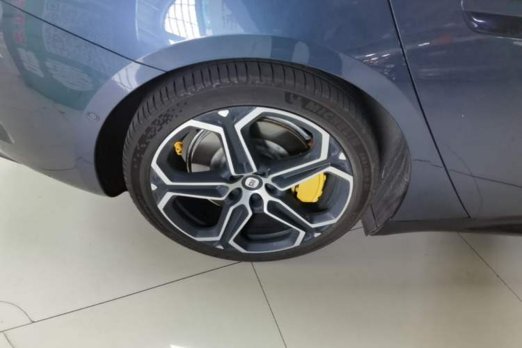 Used Xiaomi Auto SU7 2024 Rear-Drive Ultra-Long Range Advanced Pro-Level Intelligent Driving Version Right Rear Wheel Hub