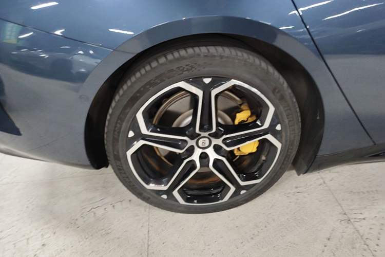 Used Xiaomi Auto SU7 2024 Rear-Drive Long-Range Intelligent Driving Version Right Rear Wheel Hub