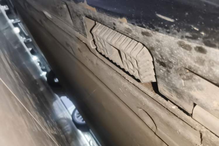 Used Xiaomi Auto SU7 2024 Four-Wheel Drive Ultra-Long Range Advanced Intelligent Driving Max Edition Right Side Sill