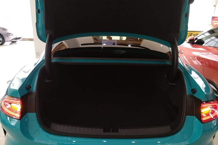 Used Xiaomi Auto SU7 2024 Four-Wheel Drive Ultra-Long Range Advanced Intelligent Driving Max Edition Trunk
