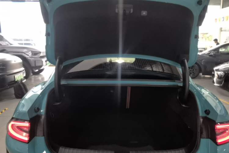 Used Xiaomi Auto SU7 2024 Four-Wheel Drive Ultra-Long Range Advanced Intelligent Driving Max Edition Trunk