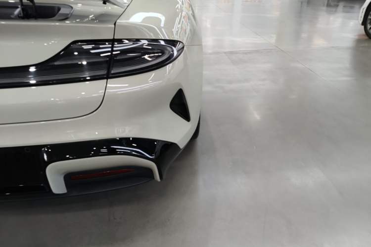 Used Xiaomi Auto SU7 2024 Four-Wheel-Drive Max Founder's Edition Right Rear Taillight
