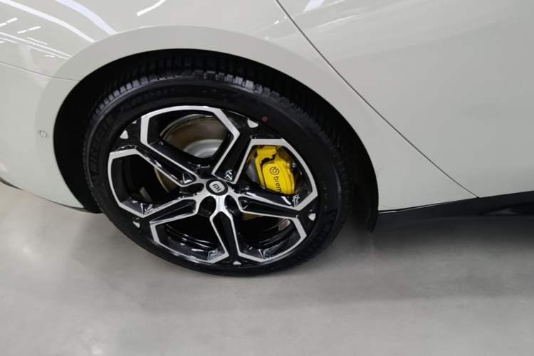 Used Xiaomi Auto SU7 2024 Four-Wheel-Drive Max Founder's Edition Right Rear Wheel Hub