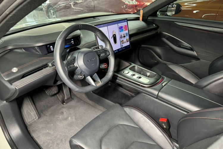 Used Xiaomi Auto SU7 2024 Rear-Drive Long-Range Intelligent Driving Version Interior 2