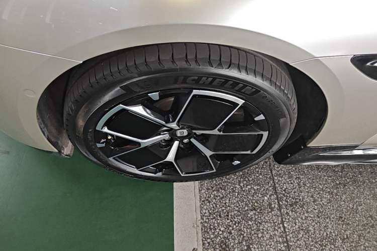 Used Xiaomi Auto SU7 2024 Rear-Drive Long-Range Intelligent Driving Version Left Front Wheel Hub