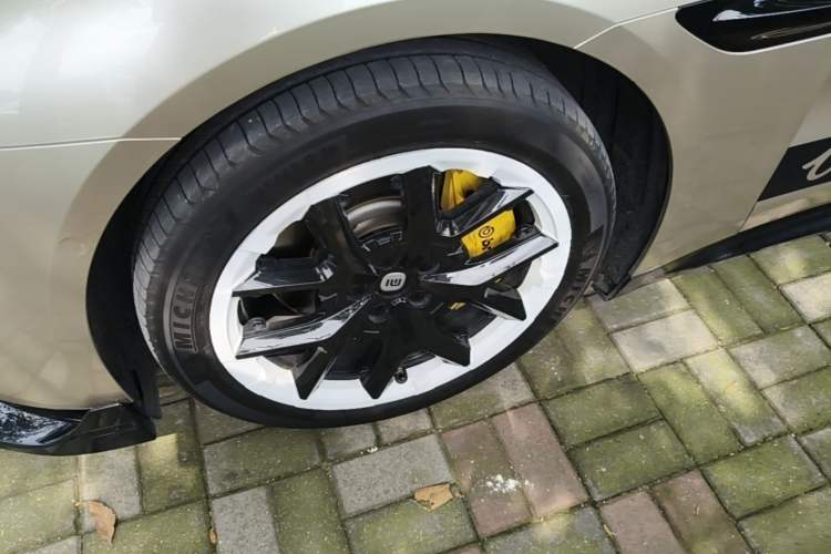 Used Xiaomi Auto SU7 2024 Rear-Drive Ultra-Long Range Advanced Pro-Level Intelligent Driving Version Left Front Wheel Hub