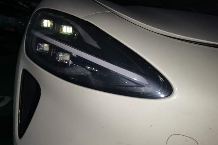 Used Xiaomi Auto SU7 2024 Rear-Drive Ultra-Long Range Advanced Pro-Level Intelligent Driving Version Right Front Headlight