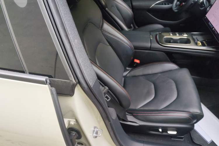 Used Xiaomi Auto SU7 2024 Rear-Drive Long-Range Intelligent Driving Version Right Front Seat