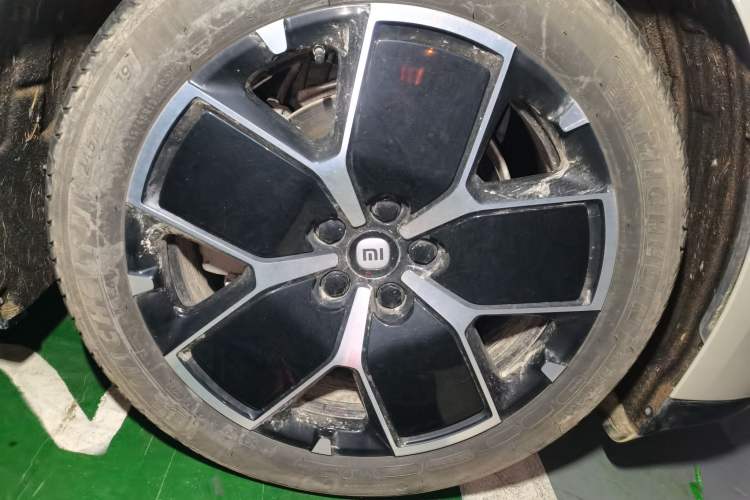 Used Xiaomi Auto SU7 2024 Rear-Drive Ultra-Long Range Advanced Pro-Level Intelligent Driving Version Right Front Wheel Hub
