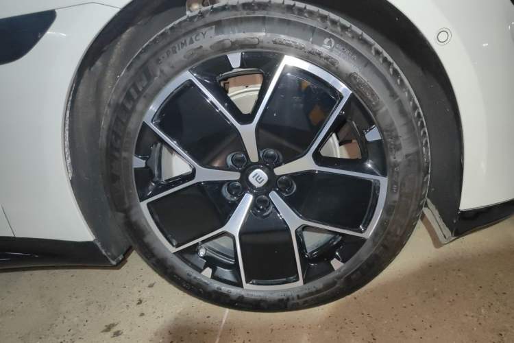 Used Xiaomi Auto SU7 2024 Rear-Drive Long-Range Intelligent Driving Version Right Front Wheel Hub