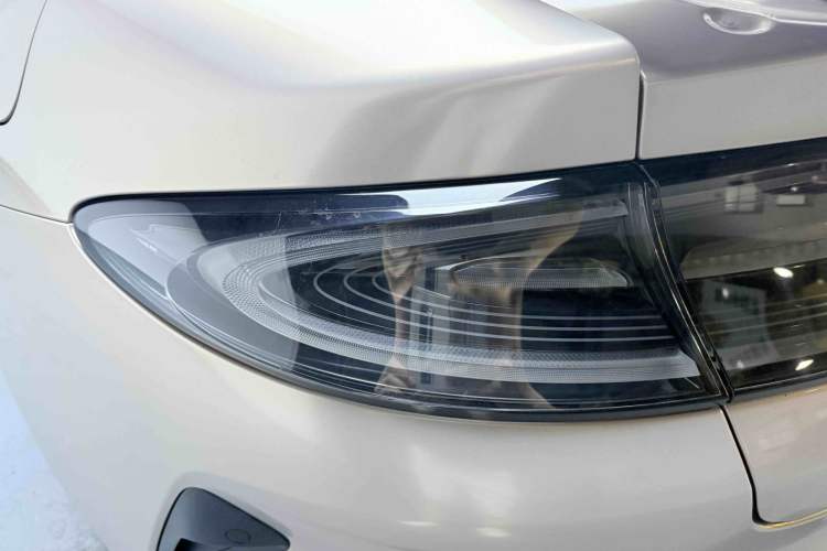 Used Xiaomi Auto SU7 2024 Four-Wheel Drive Ultra-Long Range Advanced Intelligent Driving Max Edition Right Rear Taillight