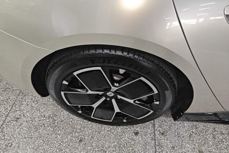 Used Xiaomi Auto SU7 2024 Rear-Drive Long-Range Intelligent Driving Version Right Rear Wheel Hub