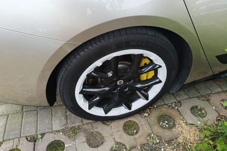 Used Xiaomi Auto SU7 2024 Rear-Drive Ultra-Long Range Advanced Pro-Level Intelligent Driving Version Right Rear Wheel Hub