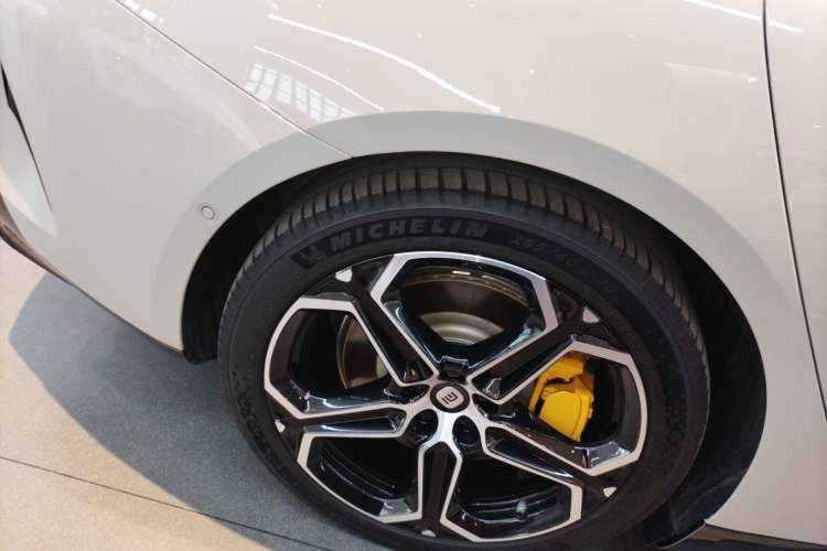 Used Xiaomi Auto SU7 2024 Four-Wheel Drive Ultra-Long Range Advanced Intelligent Driving Max Edition Right Rear Wheel Hub