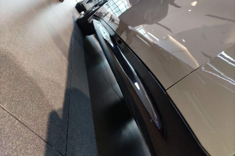 Used Xiaomi Auto SU7 2024 Four-Wheel Drive Ultra-Long Range Advanced Intelligent Driving Max Edition Right Side Sill