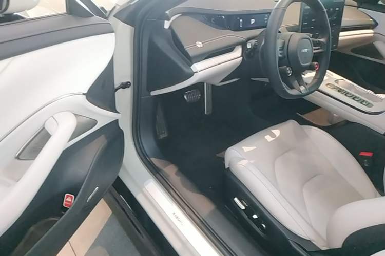 Used Xiaomi Auto SU7 2024 Four-Wheel Drive Ultra-Long Range Advanced Intelligent Driving Max Edition Driver Seat