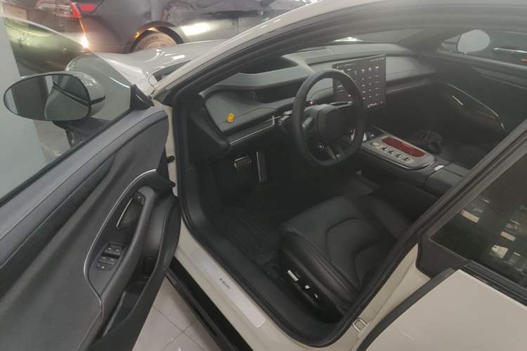 Used Xiaomi Auto SU7 2024 Four-Wheel Drive Ultra-Long Range Advanced Intelligent Driving Max Edition Driver Seat