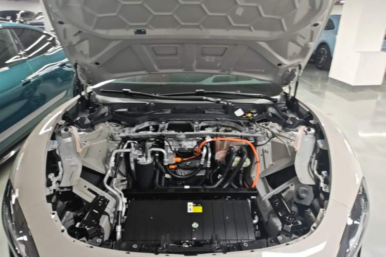 Used Xiaomi Auto SU7 2024 Four-Wheel Drive Ultra-Long Range Advanced Intelligent Driving Max Edition Engine Bay