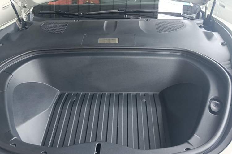 Used Xiaomi Auto SU7 2024 Four-Wheel Drive Ultra-Long Range Advanced Intelligent Driving Max Edition Engine Bay