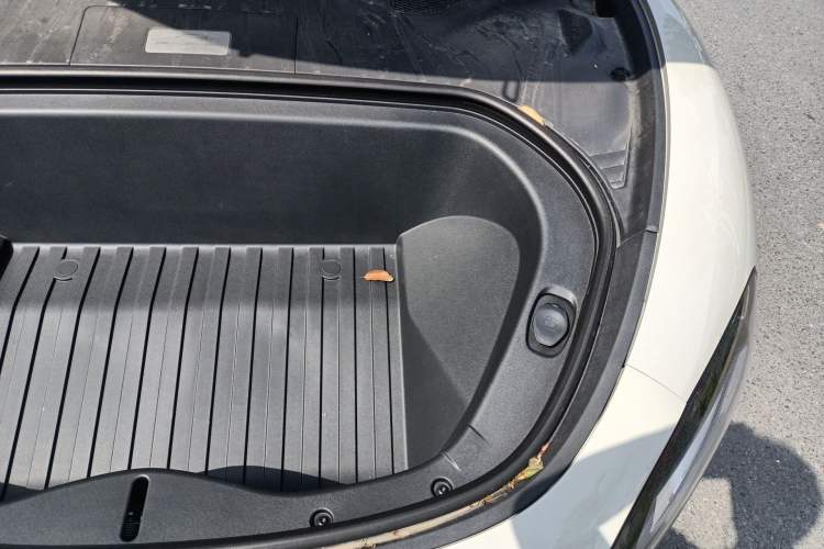 Used Xiaomi Auto SU7 2024 Rear-Drive Long-Range Intelligent Driving Version Engine Bay Left