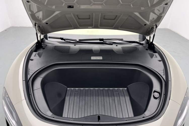 Used Xiaomi Auto SU7 2024 Rear-Drive Long-Range Intelligent Driving Version Engine Bay