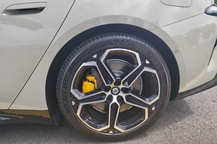 Used Xiaomi Auto SU7 2024 Four-Wheel Drive Ultra-Long Range Advanced Intelligent Driving Max Edition Exterior 3