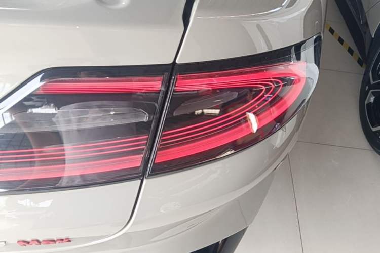 Used Xiaomi Auto SU7 2024 Four-Wheel Drive Ultra-Long Range Advanced Intelligent Driving Max Edition Exterior 3