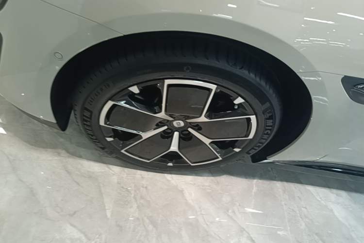 Used Xiaomi Auto SU7 2024 Rear-Drive Long-Range Intelligent Driving Version Exterior 4
