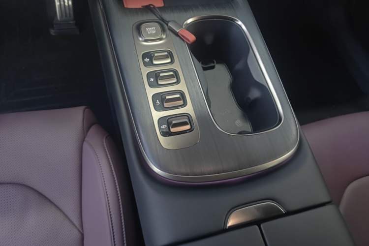 Used Xiaomi Auto SU7 2024 Four-Wheel Drive Ultra-Long Range Advanced Intelligent Driving Max Edition Gear Lever